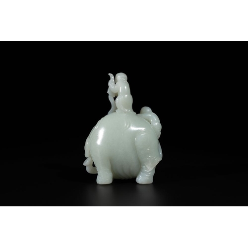 88 - A Chinese celadon jade group of two boys cleansing an elephant, 18th C.L.: 9,5 cm - H.: 13,5 cmWeigh... 