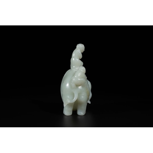 88 - A Chinese celadon jade group of two boys cleansing an elephant, 18th C.L.: 9,5 cm - H.: 13,5 cmWeigh... 