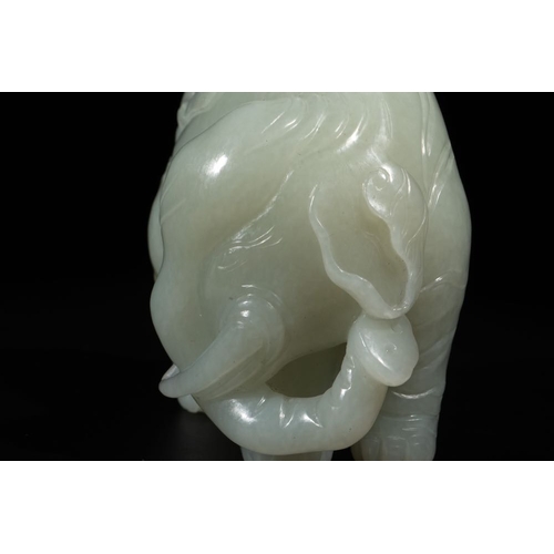 88 - A Chinese celadon jade group of two boys cleansing an elephant, 18th C.L.: 9,5 cm - H.: 13,5 cmWeigh... 