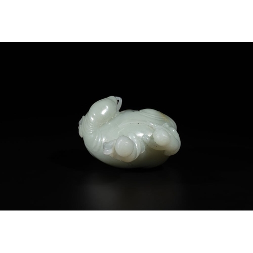 88 - A Chinese celadon jade group of two boys cleansing an elephant, 18th C.L.: 9,5 cm - H.: 13,5 cmWeigh... 