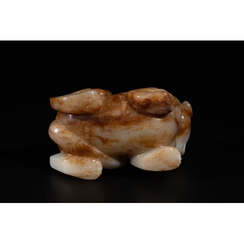 89 - A large Chinese white and russet jade sculpture of a mythical beast, 17/18th C.L.: 12,5 cm - H.: 8,5... 