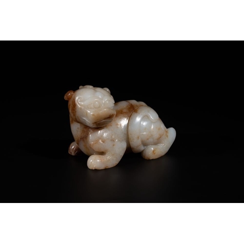 89 - A large Chinese white and russet jade sculpture of a mythical beast, 17/18th C.L.: 12,5 cm - H.: 8,5... 