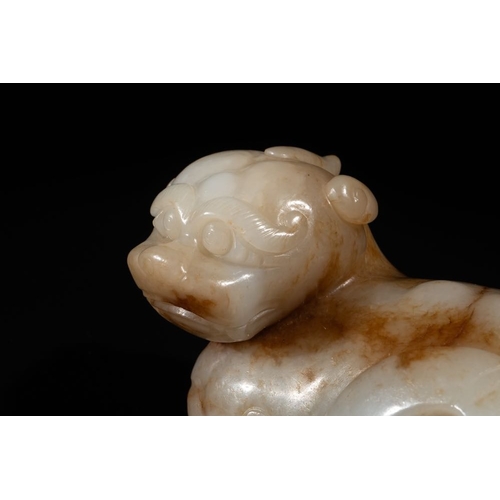 89 - A large Chinese white and russet jade sculpture of a mythical beast, 17/18th C.L.: 12,5 cm - H.: 8,5... 