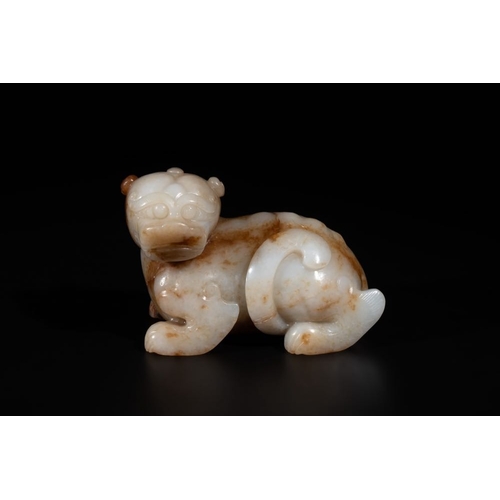 89 - A large Chinese white and russet jade sculpture of a mythical beast, 17/18th C.L.: 12,5 cm - H.: 8,5... 