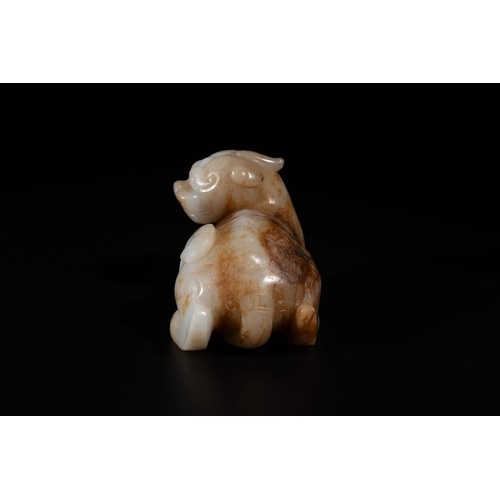 89 - A large Chinese white and russet jade sculpture of a mythical beast, 17/18th C.L.: 12,5 cm - H.: 8,5... 