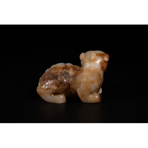 89 - A large Chinese white and russet jade sculpture of a mythical beast, 17/18th C.L.: 12,5 cm - H.: 8,5... 