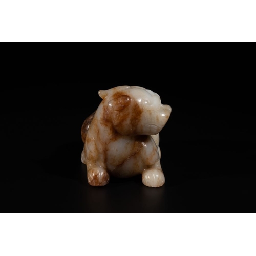 89 - A large Chinese white and russet jade sculpture of a mythical beast, 17/18th C.L.: 12,5 cm - H.: 8,5... 