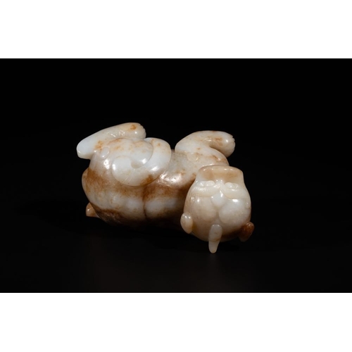 89 - A large Chinese white and russet jade sculpture of a mythical beast, 17/18th C.L.: 12,5 cm - H.: 8,5... 