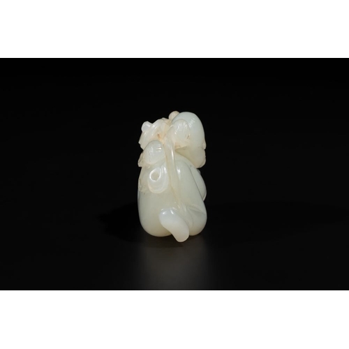 90 - A Chinese white jade sculpture of a boy and a double gourd, QingL.: 4,2 cm - H.: 2,8 cm
 Weight: 33 ... 