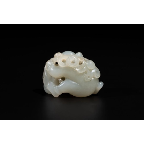 90 - A Chinese white jade sculpture of a boy and a double gourd, QingL.: 4,2 cm - H.: 2,8 cm
 Weight: 33 ... 