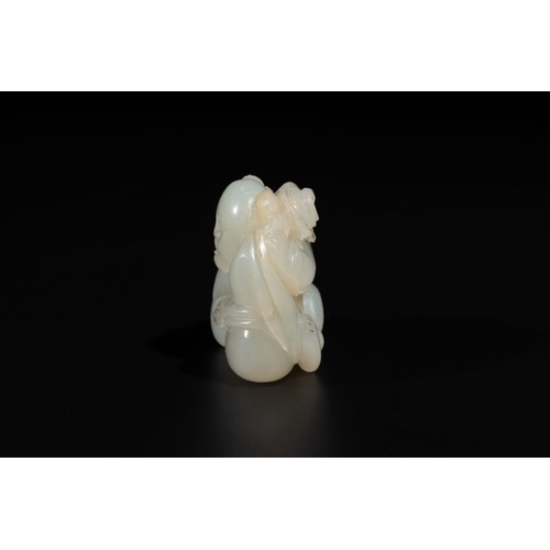 90 - A Chinese white jade sculpture of a boy and a double gourd, QingL.: 4,2 cm - H.: 2,8 cm
 Weight: 33 ... 