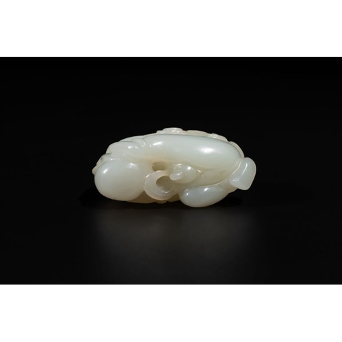 90 - A Chinese white jade sculpture of a boy and a double gourd, QingL.: 4,2 cm - H.: 2,8 cm
 Weight: 33 ... 