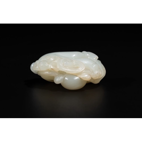 90 - A Chinese white jade sculpture of a boy and a double gourd, QingL.: 4,2 cm - H.: 2,8 cm
 Weight: 33 ... 