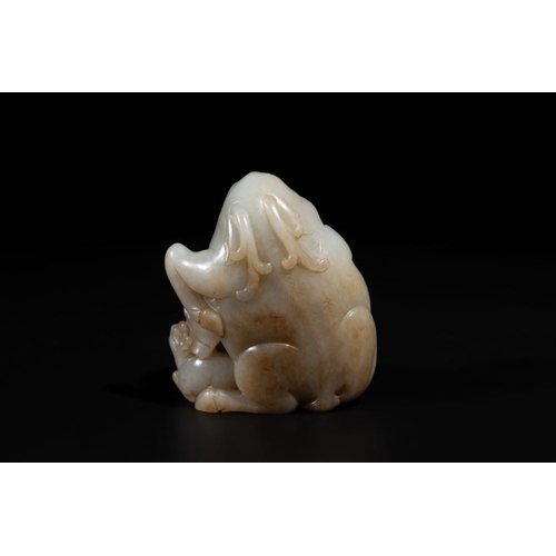 92 - A Chinese white and russet jade 'Lu Ru Feng Qin ' carving, QingDim.: 7,2 x 6,4 x 4,1 cm
 Weight: 230... 