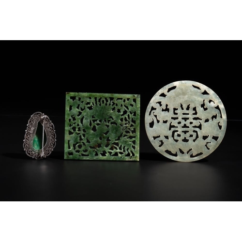 95 - A Chinese jade 'dragon' plaque, a 'double-happiness' plaque and a jade inset silver brooch, 19th C.D... 