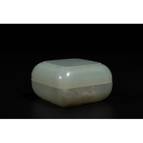 98 - A square Chinese jade box and cover, 18/19th C.Dim.: 5 x 5 x 2,8 cmWeight: 72 gramsThe absence of a ... 