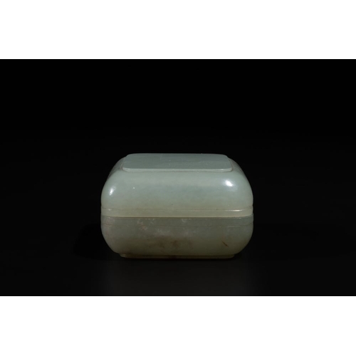 98 - A square Chinese jade box and cover, 18/19th C.Dim.: 5 x 5 x 2,8 cmWeight: 72 gramsThe absence of a ... 