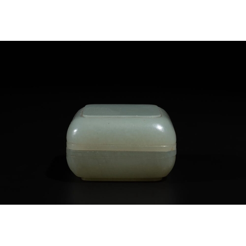 98 - A square Chinese jade box and cover, 18/19th C.Dim.: 5 x 5 x 2,8 cmWeight: 72 gramsThe absence of a ... 