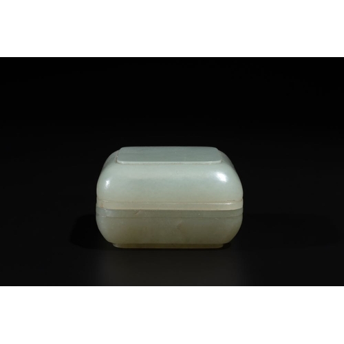 98 - A square Chinese jade box and cover, 18/19th C.Dim.: 5 x 5 x 2,8 cmWeight: 72 gramsThe absence of a ... 