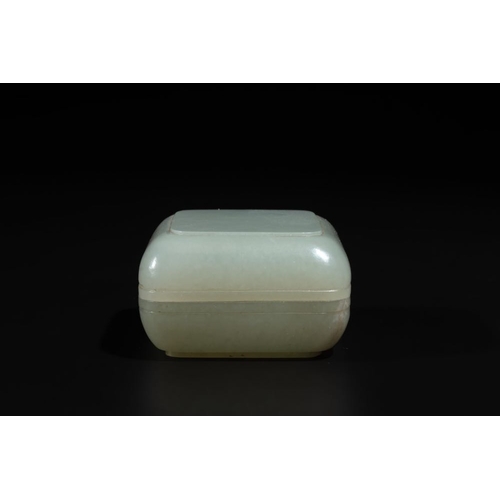 98 - A square Chinese jade box and cover, 18/19th C.Dim.: 5 x 5 x 2,8 cmWeight: 72 gramsThe absence of a ... 