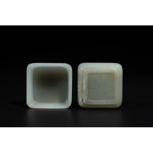 98 - A square Chinese jade box and cover, 18/19th C.Dim.: 5 x 5 x 2,8 cmWeight: 72 gramsThe absence of a ... 