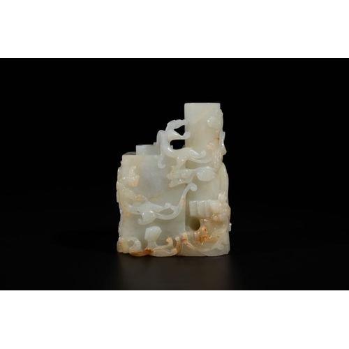 101 - A Chinese white jade 'dragon' ink container with Qianlong mark and possibly of the periodDim.: 9,4 x... 