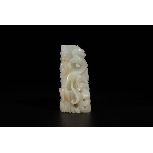 101 - A Chinese white jade 'dragon' ink container with Qianlong mark and possibly of the periodDim.: 9,4 x... 