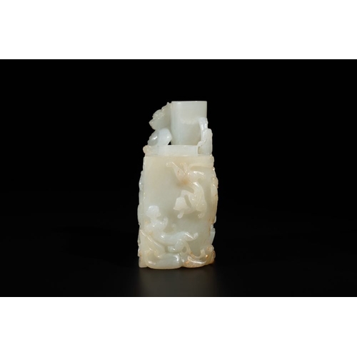 101 - A Chinese white jade 'dragon' ink container with Qianlong mark and possibly of the periodDim.: 9,4 x... 