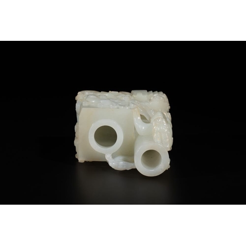 101 - A Chinese white jade 'dragon' ink container with Qianlong mark and possibly of the periodDim.: 9,4 x... 