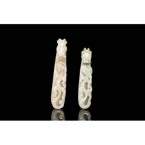 102 - Two fine Chinese white jade carved belt hooks, QingDim.: 9,2 x 2 x 1,8 cm (the largest)Dim.: 7,9 x 2... 