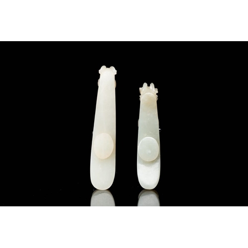 102 - Two fine Chinese white jade carved belt hooks, QingDim.: 9,2 x 2 x 1,8 cm (the largest)Dim.: 7,9 x 2... 