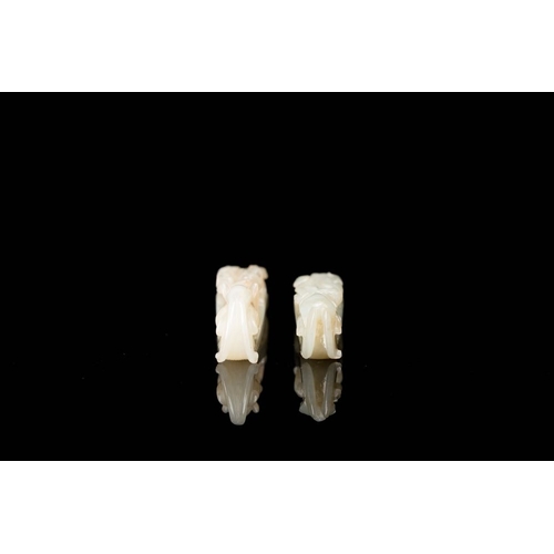 102 - Two fine Chinese white jade carved belt hooks, QingDim.: 9,2 x 2 x 1,8 cm (the largest)Dim.: 7,9 x 2... 