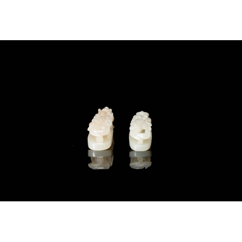 102 - Two fine Chinese white jade carved belt hooks, QingDim.: 9,2 x 2 x 1,8 cm (the largest)Dim.: 7,9 x 2... 