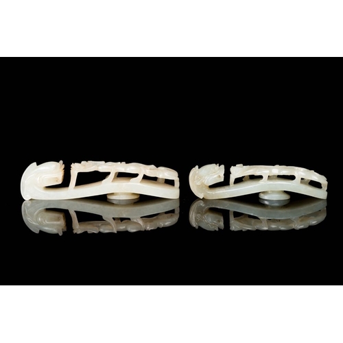 102 - Two fine Chinese white jade carved belt hooks, QingDim.: 9,2 x 2 x 1,8 cm (the largest)Dim.: 7,9 x 2... 