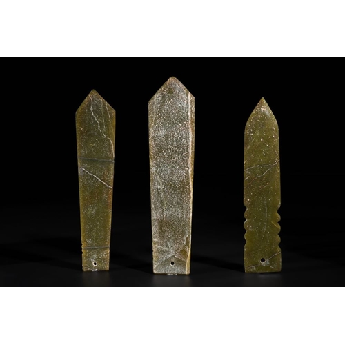 105 - Three Chinese green nephrite jade ceremonial blades, Shang, 12th C. B.C.H.: 22,8 cm - L.: 5,5 cm (th... 