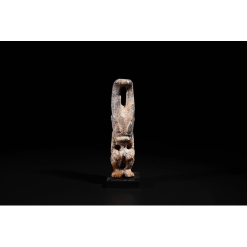 106 - A Chinese jade carving of a crouched figure, possibly Hongshan cultureL.: 3,5 cm - H.: 14,9 cmWeight... 