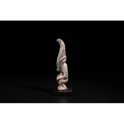 106 - A Chinese jade carving of a crouched figure, possibly Hongshan cultureL.: 3,5 cm - H.: 14,9 cmWeight... 