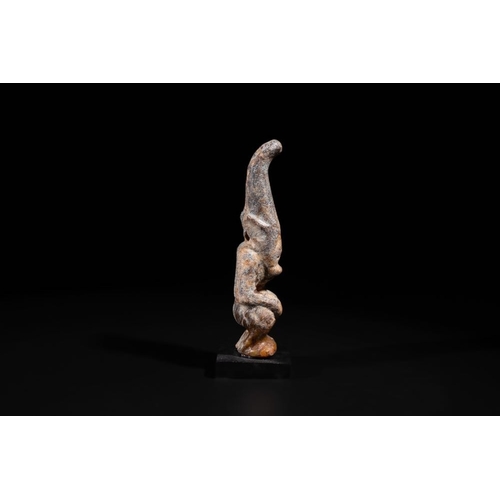 106 - A Chinese jade carving of a crouched figure, possibly Hongshan cultureL.: 3,5 cm - H.: 14,9 cmWeight... 