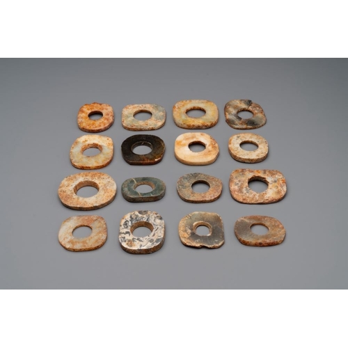 107 - A collection of 16 Chinese neolithic jade 'bi' discs, probably ShangH.: 4,3 cm (the smallest)H.: 5,4... 