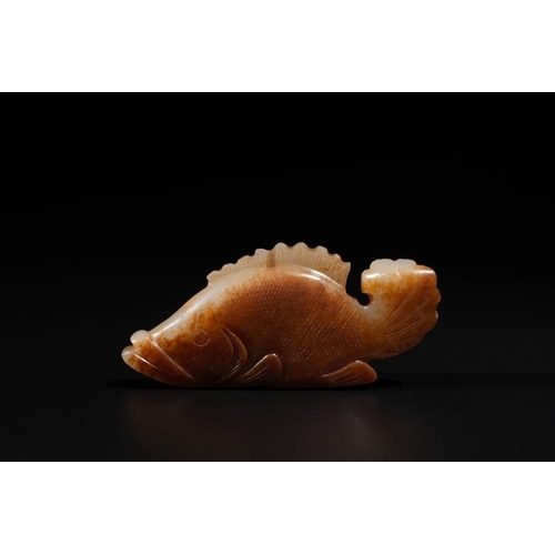 109 - A Chinese white and russet jade mandarin fish or Chinese perch, YuanDim.: 9 x 4 x 1,4 cmWeight: 67 g... 