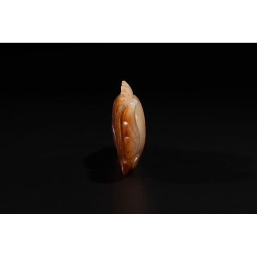 109 - A Chinese white and russet jade mandarin fish or Chinese perch, YuanDim.: 9 x 4 x 1,4 cmWeight: 67 g... 