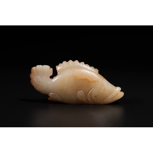 109 - A Chinese white and russet jade mandarin fish or Chinese perch, YuanDim.: 9 x 4 x 1,4 cmWeight: 67 g... 