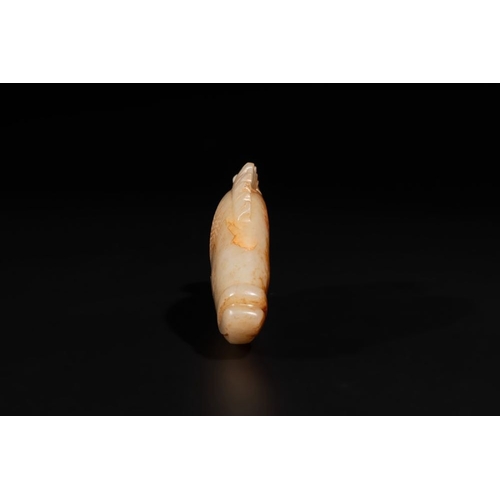 109 - A Chinese white and russet jade mandarin fish or Chinese perch, YuanDim.: 9 x 4 x 1,4 cmWeight: 67 g... 