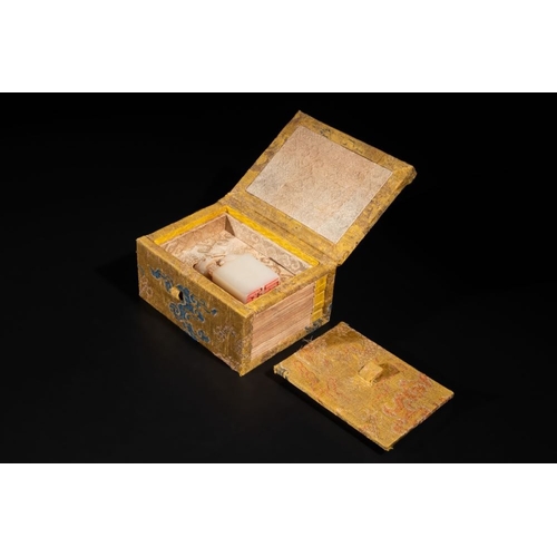 111 - A Chinese shoushan stone 'Changchun Jushi ' seal with its original case, 18th C.Dim.: 10,7 x 8,1 x 6... 