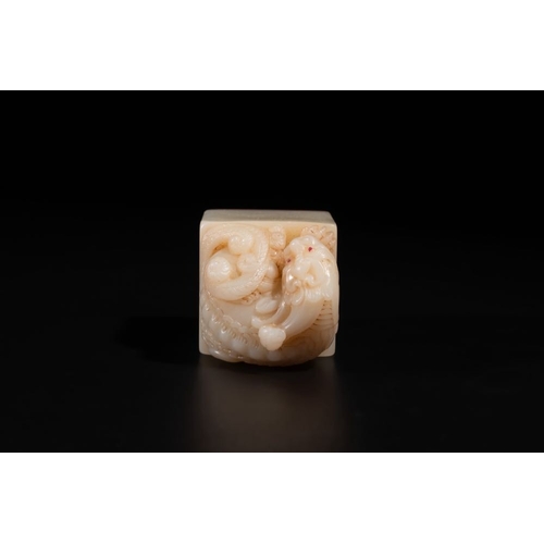 111 - A Chinese shoushan stone 'Changchun Jushi ' seal with its original case, 18th C.Dim.: 10,7 x 8,1 x 6... 