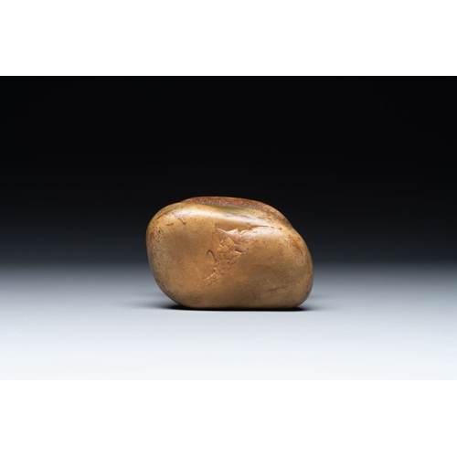 112 - A Chinese scholar's rock on wooden stand, Ming or laterH.: 14 cm (incl. stand)H.: 10,5 cm (the rock)... 