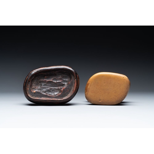 112 - A Chinese scholar's rock on wooden stand, Ming or laterH.: 14 cm (incl. stand)H.: 10,5 cm (the rock)... 