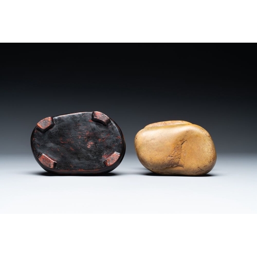 112 - A Chinese scholar's rock on wooden stand, Ming or laterH.: 14 cm (incl. stand)H.: 10,5 cm (the rock)... 