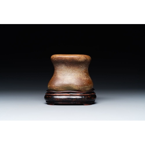 112 - A Chinese scholar's rock on wooden stand, Ming or laterH.: 14 cm (incl. stand)H.: 10,5 cm (the rock)... 