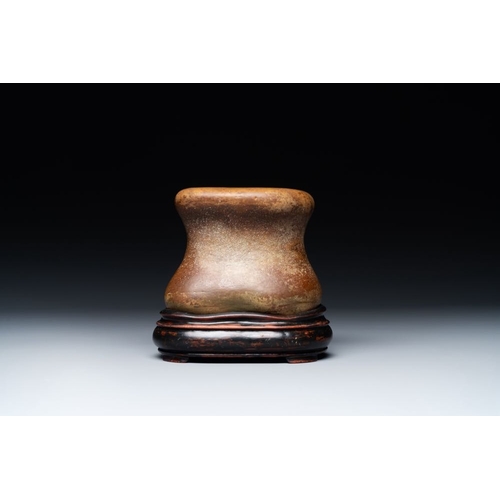 112 - A Chinese scholar's rock on wooden stand, Ming or laterH.: 14 cm (incl. stand)H.: 10,5 cm (the rock)... 